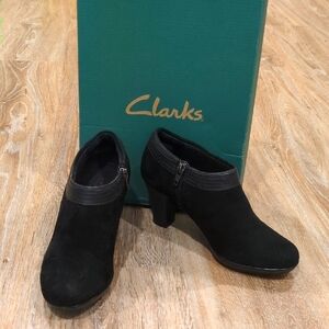 Clarks Black Heeled Ankle Boots Sleek Suede leather Women's size 6.5 M😃❤️ CUTE!